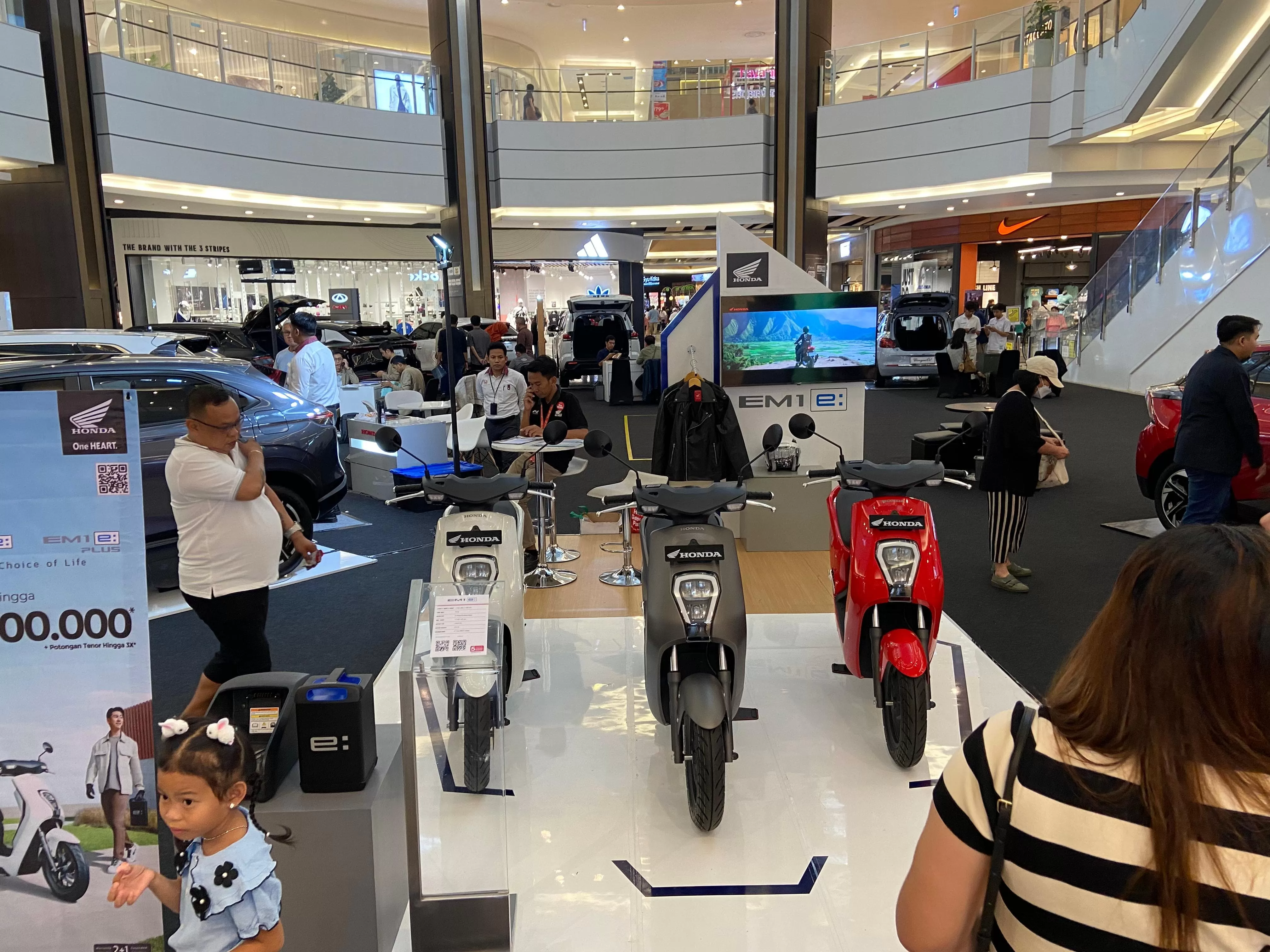 Sepeda Motor Listrik, Honda EM1 Sapa Warga Tangerang Lewat Honda EV Exhibition.