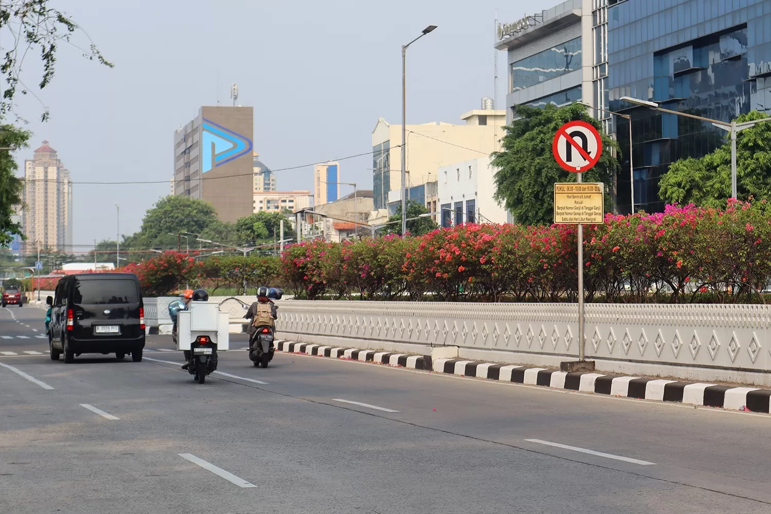 Pentingnya mematuhi rambu lalu lintas.