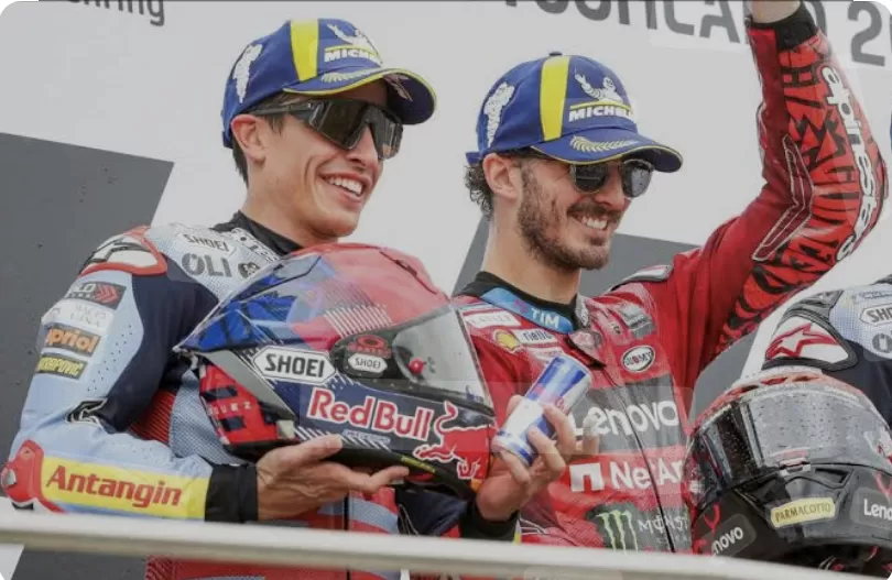 Marc Marquez (kiri) dan Francesco Bagnaia (kanan)