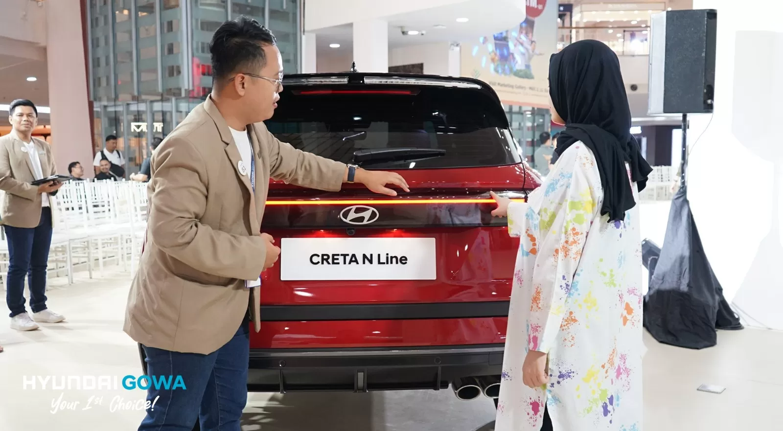 Petugas sales Hyundai GOWA tengah menawarkan Creta N Line yang baru saja dilaunching di Kelapa Gading Mall Jakut, Kamis (9/1/2025)  