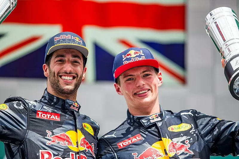 Daniel Ricciardo (kiri) dan Max Verstappen (kanan).