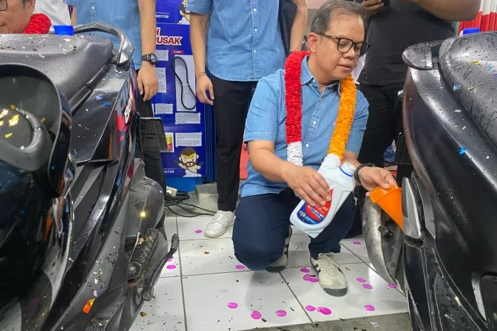 Ganti oli Federal Oil bersama Dewa Motor Indonesia