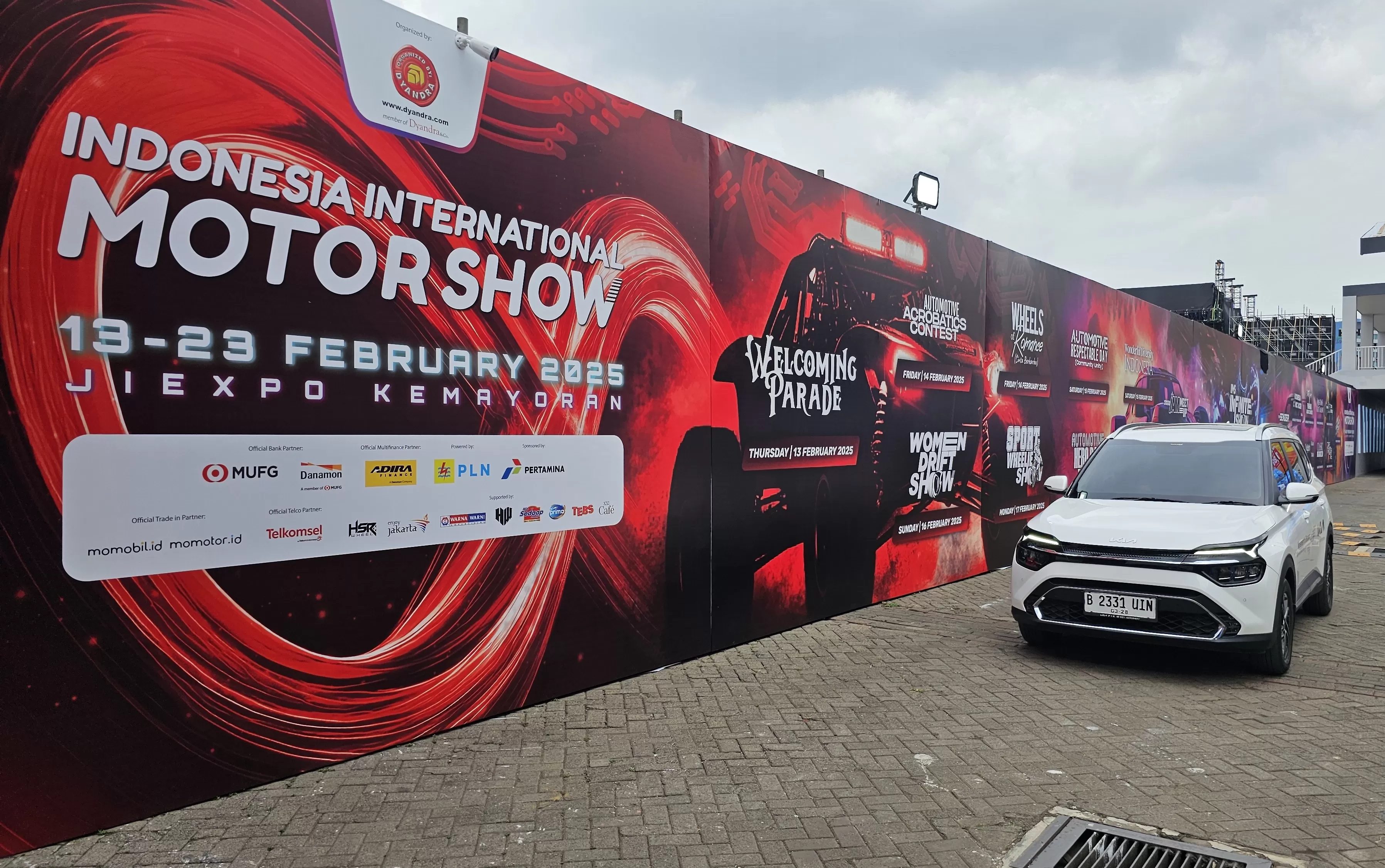 Kia Carens tersedia di area test drive IIMS 2025 bagi para pengunjung yang ingin mencoba berkendara dengan