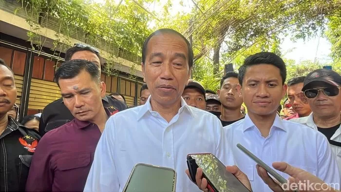 Joko Widodo saat bertemu dengan jurnalis unuk menunjukkan ijazahnya