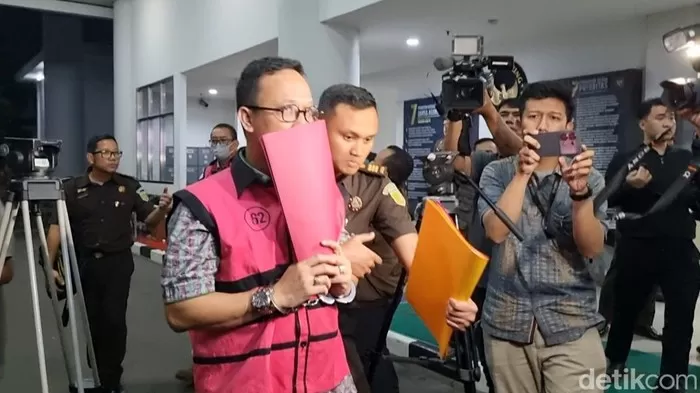 Tian Bahtiar, tersangka perintangan penyidikan korupsi impor gula-timah