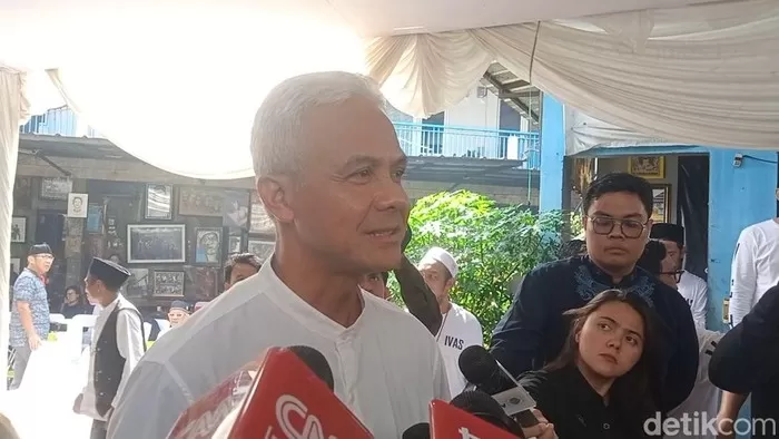 Ganjar Pranowo saat melayat ke rumah duka Bunda Iffet, Minggu (27/4).
