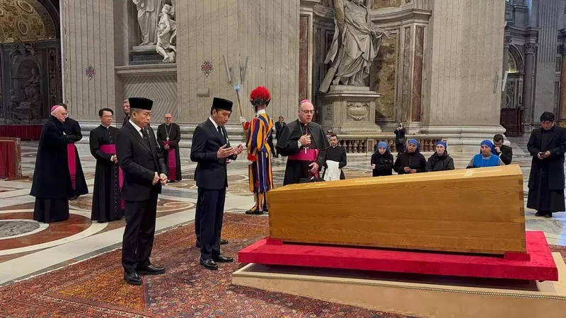 Mantan presiden RI, Joko Widodo (Jokowi) bersama utusan Presiden Prabowo mendoakan mendiang Paus Fransiskus di Vatikan, Roma.