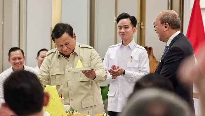 Prabowo, Gibran dan Rosan saat potong tumpeng dalam rangka peresmian Danantara.