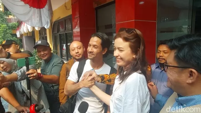 Edward Akbar (kiri) dan Kimberly Ryder (kanan)