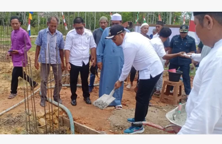 Bupati Melawi Resmikan Peletakan Batu Pertama Pembangunan Ponpes Al Madinah Kalbar Digital