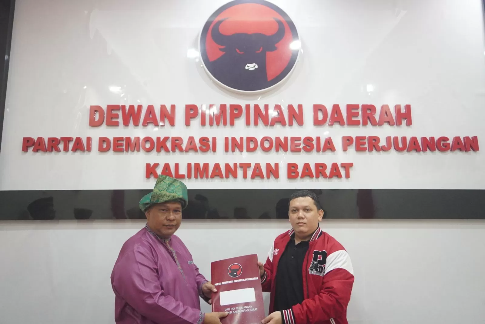 Ambil Formulir Cawagub Di PDIP, Desky Optimis Dampingi Lasarus Di ...