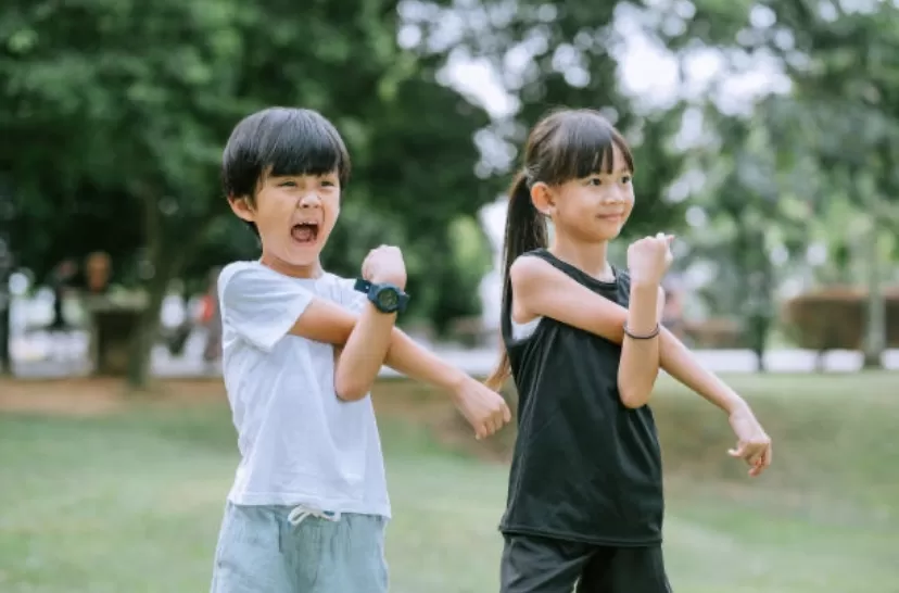 ilustrasi anak laki-laki menghargai perempuan (GENMUSLIM.id/dok: Unsplash/ KSChong)