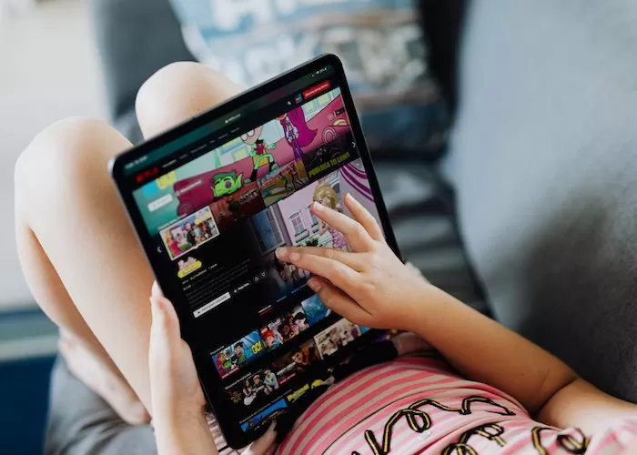 Ilustrasi metode parenting dengan memberikan tontonan berkualitas ( (Foto: GENMUSLIM.id/ dok: Pexels/ Karolina Grabowska))