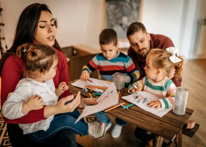 Pola Pengasuhan Paralel Parenting Bagi orang tua yang berpisah ((GENMUSLIM.id/dok: Unsplash/ eclipse_images))