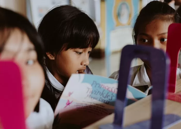 Ilustrasi pengaruh metode parenting membaca buku sebelum tidur dan kecerdasan anak ((Foto: GENMUSLIM.id/ dok: Pexels/ Ron Lach))