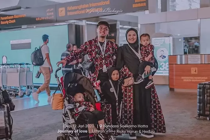 foto parenting keluarga Ricky Harun dan Herfiza bawa anak umroh (GENMUSLIM.id/instagram @rickyharun)