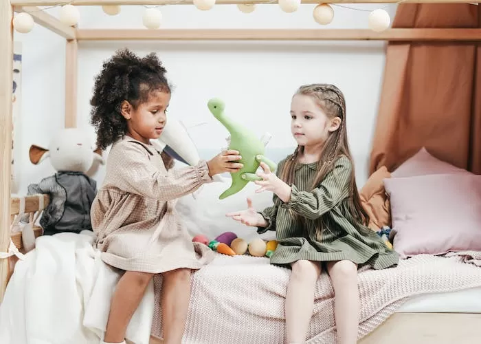 Ilustrasi anak yang dibesarkan dengan metode parenting yang menanamkan nilai berbagi ((Foto: GENMUSLIM.id/ dok: Pexels/ cottonbro studio))