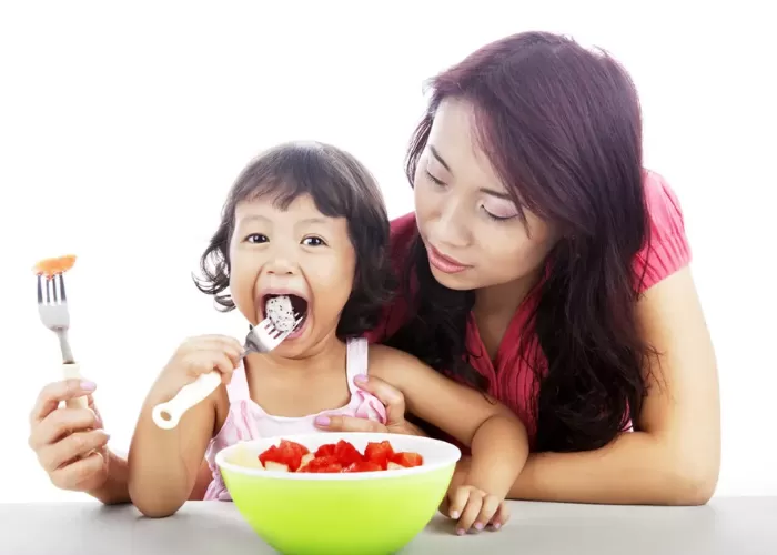 Dalam peran parenting, kesehatan anak bukan hanya tanggung jawab medis, tetapi juga tanggung jawab orang tua dalam membentuk pola asuh sehat sejak dini (Foto: GENMUSLIM.id/ dok: Klikdokter.com)
