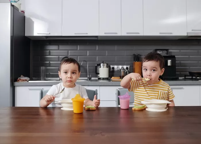 Ilustrasi metode parenting menghadapi anak yang enggan makan sayur ((Foto: GENMUSLIM.id/ dok: Pexels/Jep Gambardella))