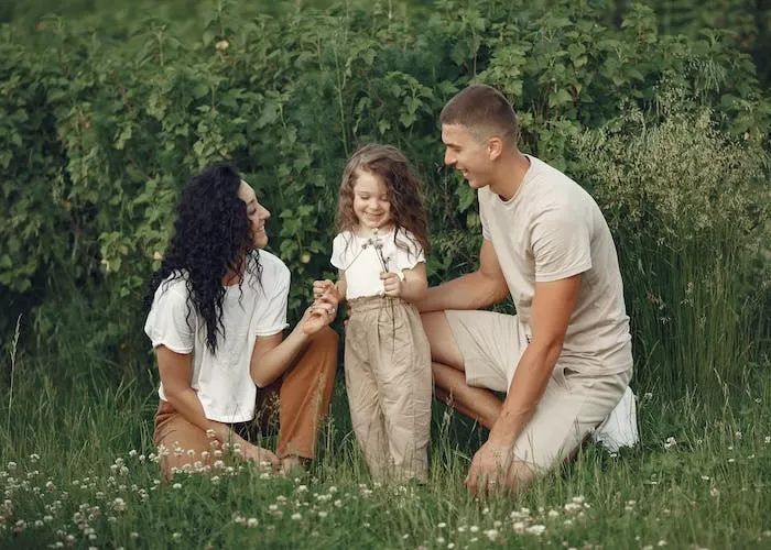 Ilustrasi parenting efektif untuk mengajarkan keterampilan dasar pada anak ( (Foto: GENMUSLIM.id/ dok: Pexels/Gustavo Fring))