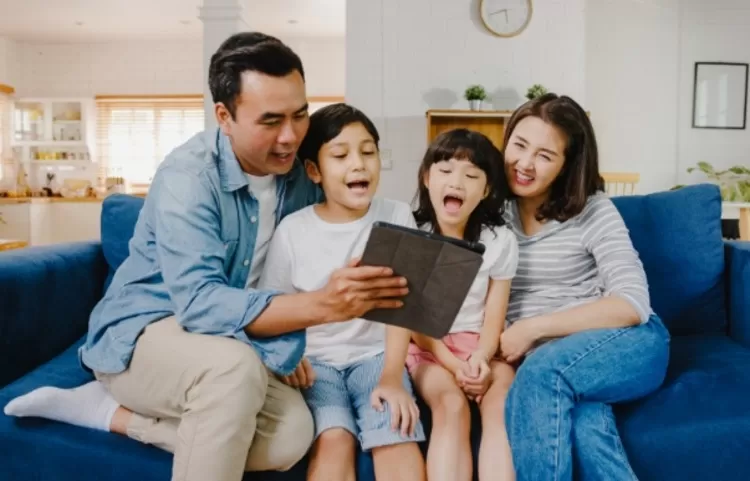 Pola asuh anak yang tepat di era digital menjadikan anank sebagai individu yang melek teknologi tanpa kecenderungan (GENMUSLIM.id/ dok: Freepik.com)