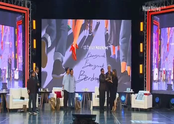 Momen Capres dan Cawapres 2024 memberikan kado untuk program Mata Najwa yang ulang tahun ke-13 ((GENMUSLIM.id/dok: Screenshot YouTube Najwa Shihab))