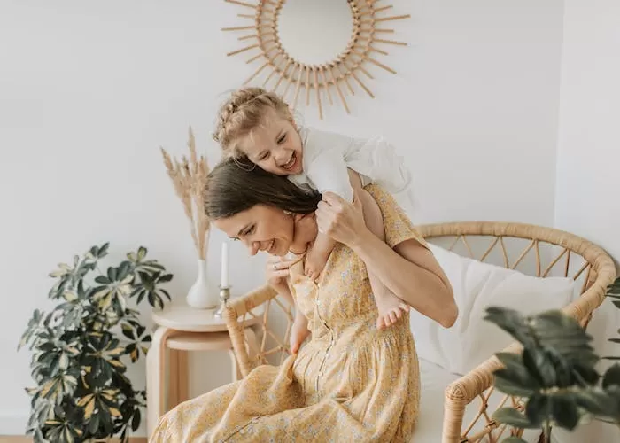 Ilustrasi Ibu dapat menjalankan parenting dengan baik jika merasa bahagia ( (Foto: GENMUSLIM.id/ dok: Pexels/ Vlada Karpovich))