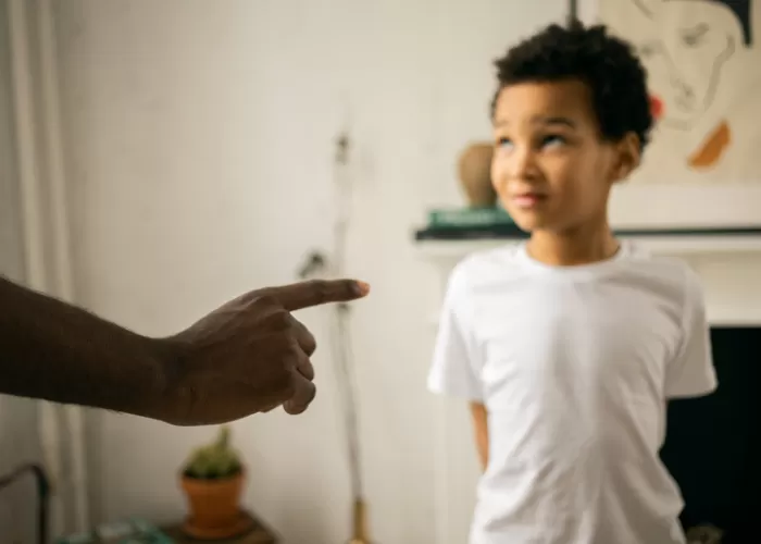  Ilustrasi orang tua yang menerapkan strict parenting vs non-strict parenting ((GENMUSLIM.id:/dok: pexels))