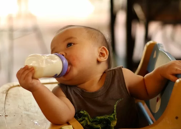 Ilustrasi anak yang mendapatkan ASI dari Ibunya yang menerapkan parenting islami ( (Foto: GENMUSLIM.id/ dok: Pexels/  H N NGUYỄN))