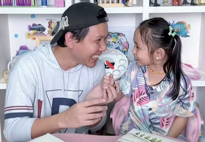 Ilustrasi pola parenting hubungan anak perempuan dan ayah yang harmonis ((Foto: GENMUSLIM.id/dok: Instagram @shabiraalula))