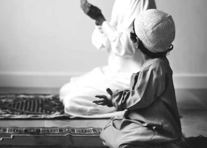 Tujuh Bacaan Doa agar Anak Cerdas, Patuh, dan Tidak Nakal ((Foto: GENMUSLIM.id/ dok: Freepik))