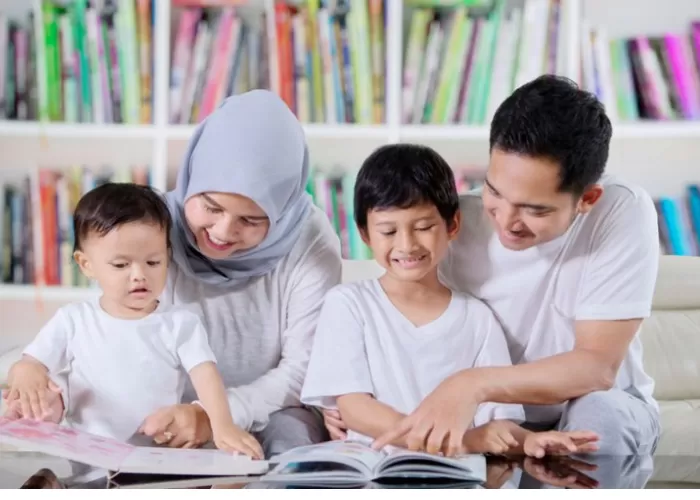 Prinsip-prinsip penting dalam parenting yang dapat membentuk keluarga yang harmonis ((Foto: GENMUSLIM.id/ dok:  tanwir.id))