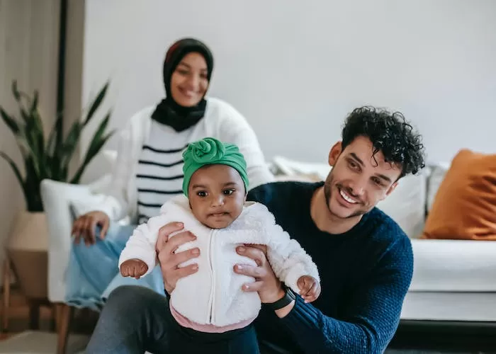 Ilustrasi anak yang mendapatkan perhatian orang tua dengan strategi parenting ideal ((Foto: GENMUSLIM.id/ dok: Pexels/  William Fortunato))