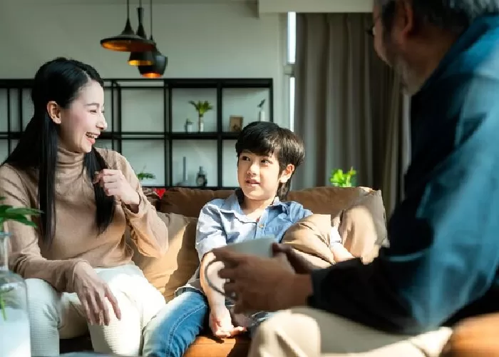 Ilustrasi orangtua menerapkan strategi seni komunikasi parenting dengan anak remaja mereka (Foto: GENMUSLIM.ID/dok: freepik.com)