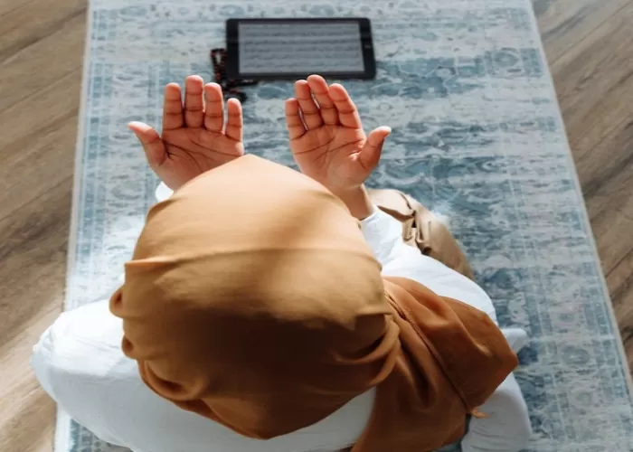  ilustrasi seseorang mengamalkan bacaan doa akhir tahun dan doa awal tahun (Foto: GENMUSLIM.id/ dok: Pexels)