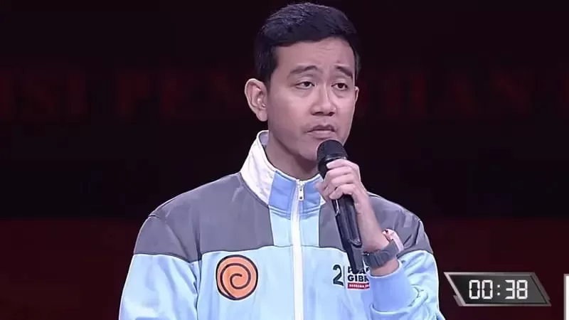 Gibran menggunakan jaket klan Uzumaki saat debat cawapres  ((Foto GENMUSLIM.id/dok: Youtube KPU RI))
