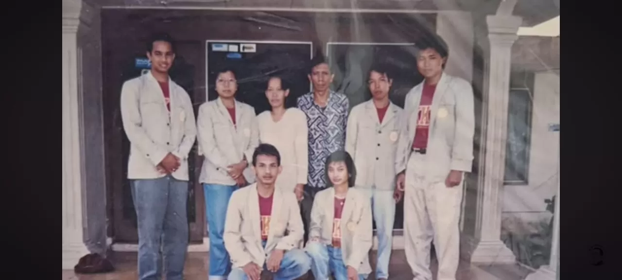 Anies Baswedan dan Rekan sesama Mahasiswa UGM KKN di Desa Kracak  (Genmuslim.id/dok: Channel Youtube Anies Baswedan)