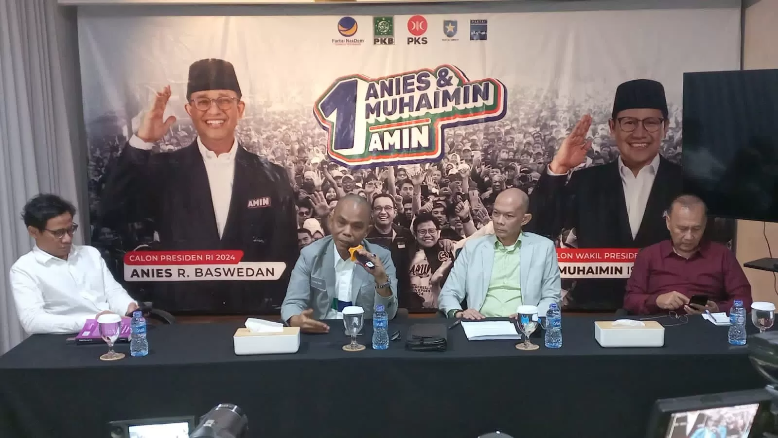 Tim Paslon AMIN tengah diskusi  (GENMUSLIM.id/dok: Timnas AMIN)