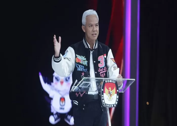 Ganjar Pranowo Saat Debat Kelima Capres Menyinggung Gaji Guru Yang Tak Adil (GENMUSLIM.id/dok: viva.co.id)