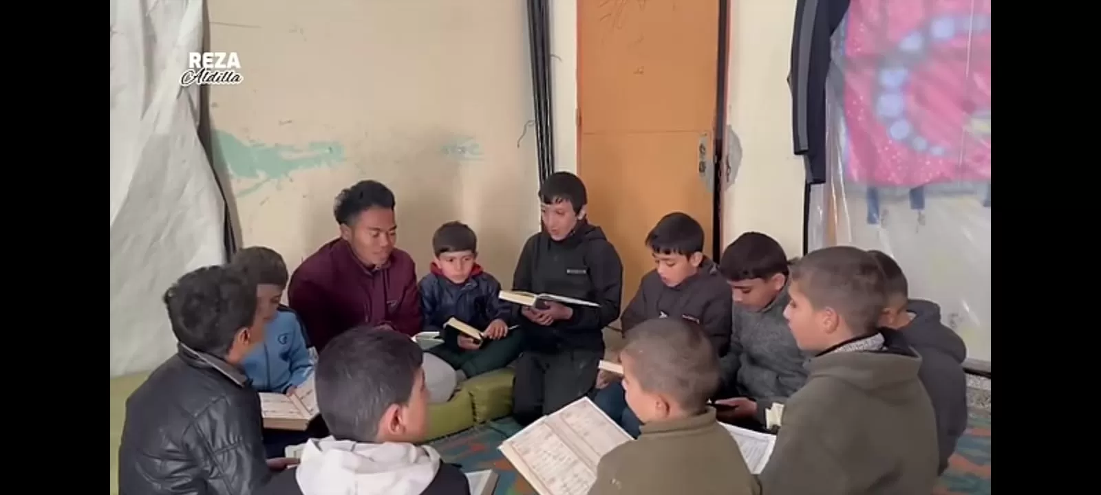 Ilustrasi Relawan MER-C Reza Aldillah Mendapatkan Sanad untuk Mengajarkan Al-qur&rsquo;an Anak-anak Gaza ((GENMUSLIM.id:/dok: YouTube REZA Aldillah))