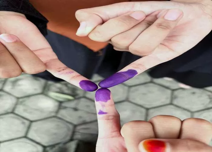 tinta pemilu pada sebagian jari digunakan untuk wudhu dan sholat (GENMUSLIM.id/dok: Istimewa)