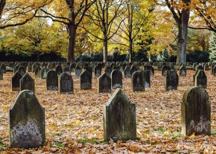 Ziarah Kubur (Genmuslim.id/Freepik)