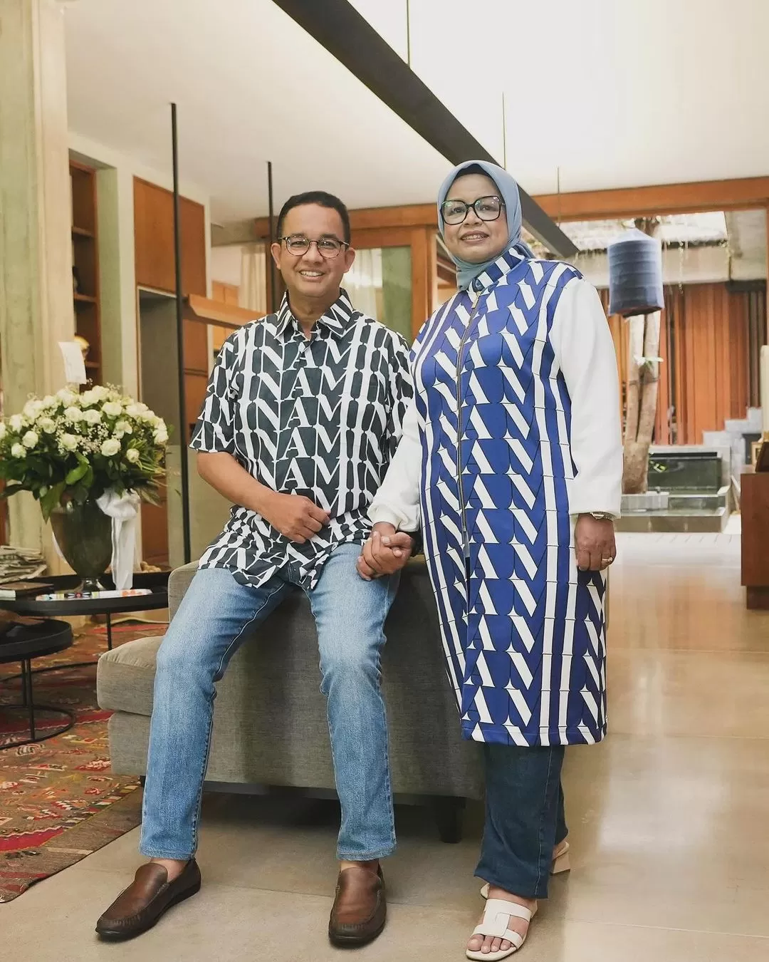 Anies Baswedan dan Fery Farhati bangga kenakan karya couple outfit ciptaan Dian Pelangi (GENMUSLIM.id/Dok: Instagram @fery.farhati)