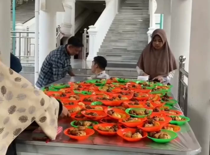 Menu Buka Puasa Gratis  ((GENMUSLIM.id/dok: TikTok UKM Pers DETaK USK))