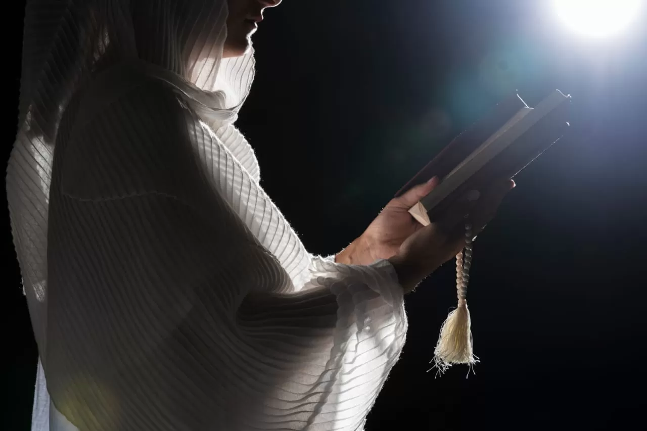 Ilustrasi Wanita Haid Berdzikir di bulan Ramadhan ((Foto: GENMUSLIM.id/dok: Freepik.com/ Freepik))