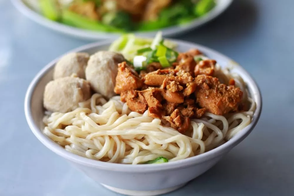 Resep Mie Ayam Simpel ala Anak Kos ((Foto: GENMUSLIM.id/dok:  shutterstock.com))
