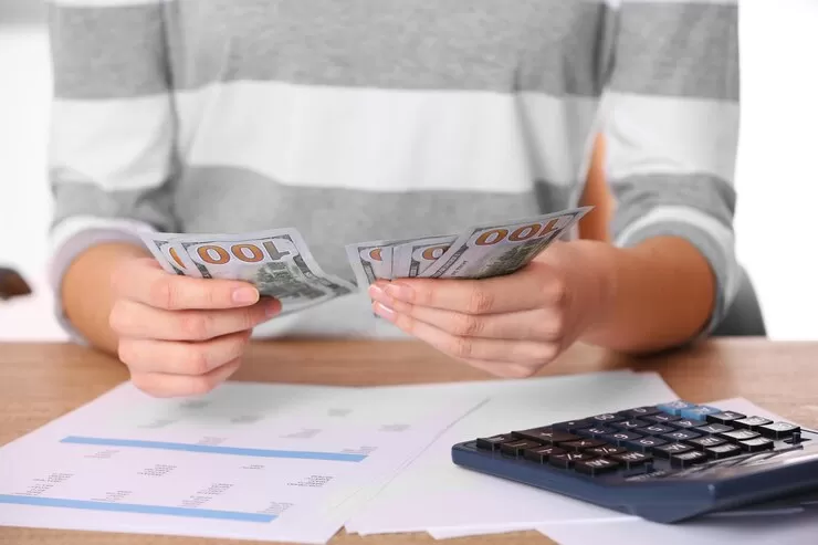 uami pelit pada istrinya atau terlalu perhitungan dapat membuat keharmonisan keluarga terganggu ((Foto: GENMUSLIM.id/ dok: Freepik/pixel-shot.com))