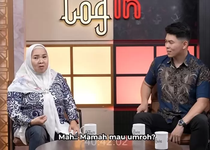 kisah mualaf chindo asal Surabaya, Mama Elly di podcast Log In  ((GENMUSLIM.id/Dok: YouTube Dedy Corbuzier))