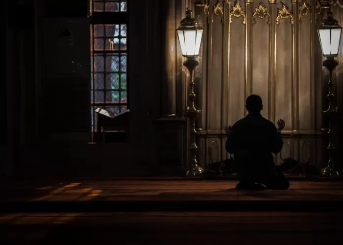 Ilustrasi Amalan Untuk Mendapatkan Malam Lailatul Qadar (GENMUSLIM.id/dok: M. Fahrul Aditya Rosyidin/ Canva)