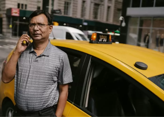 Ilustrasi orang sedang melakukan panggilan ke nomor telepon darurat saat mudik  (Genmuslim.id/ Pexels.com - Tim Samuel)